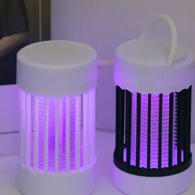 2 lampes — Une dedans, une sur la terrasse
